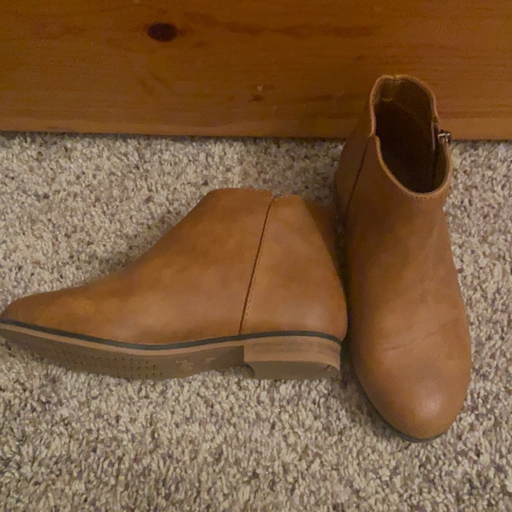 Little girls tan Cat&Jack booties, size 13